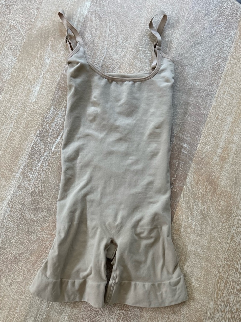 SKIMS seamless sculpt mid thigh body suit nude XL with butt enhancing pockets